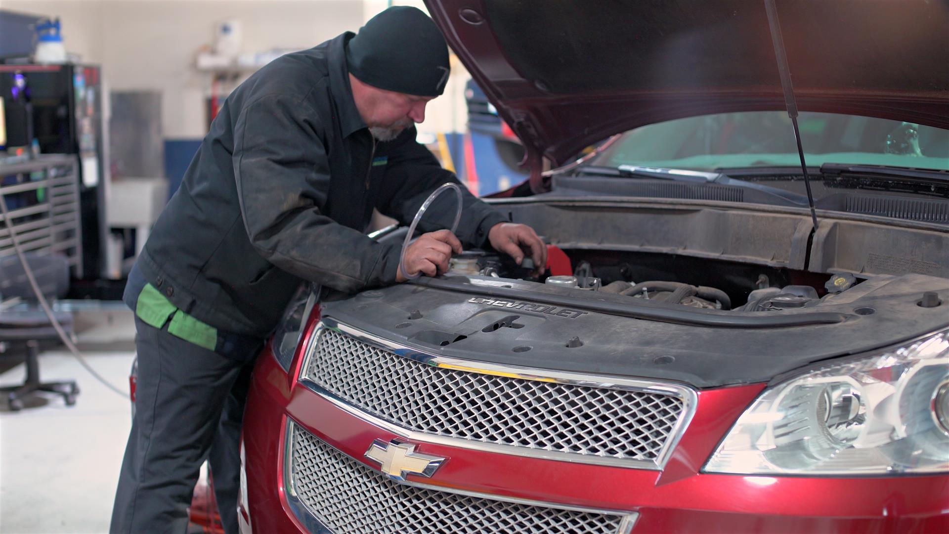 Image of a Brown's mechanic inspecting a fleet vehicle in Albuquerque